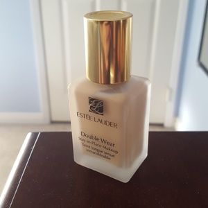 LIKE NEW!! Estee Lauder Double Wear - Sand